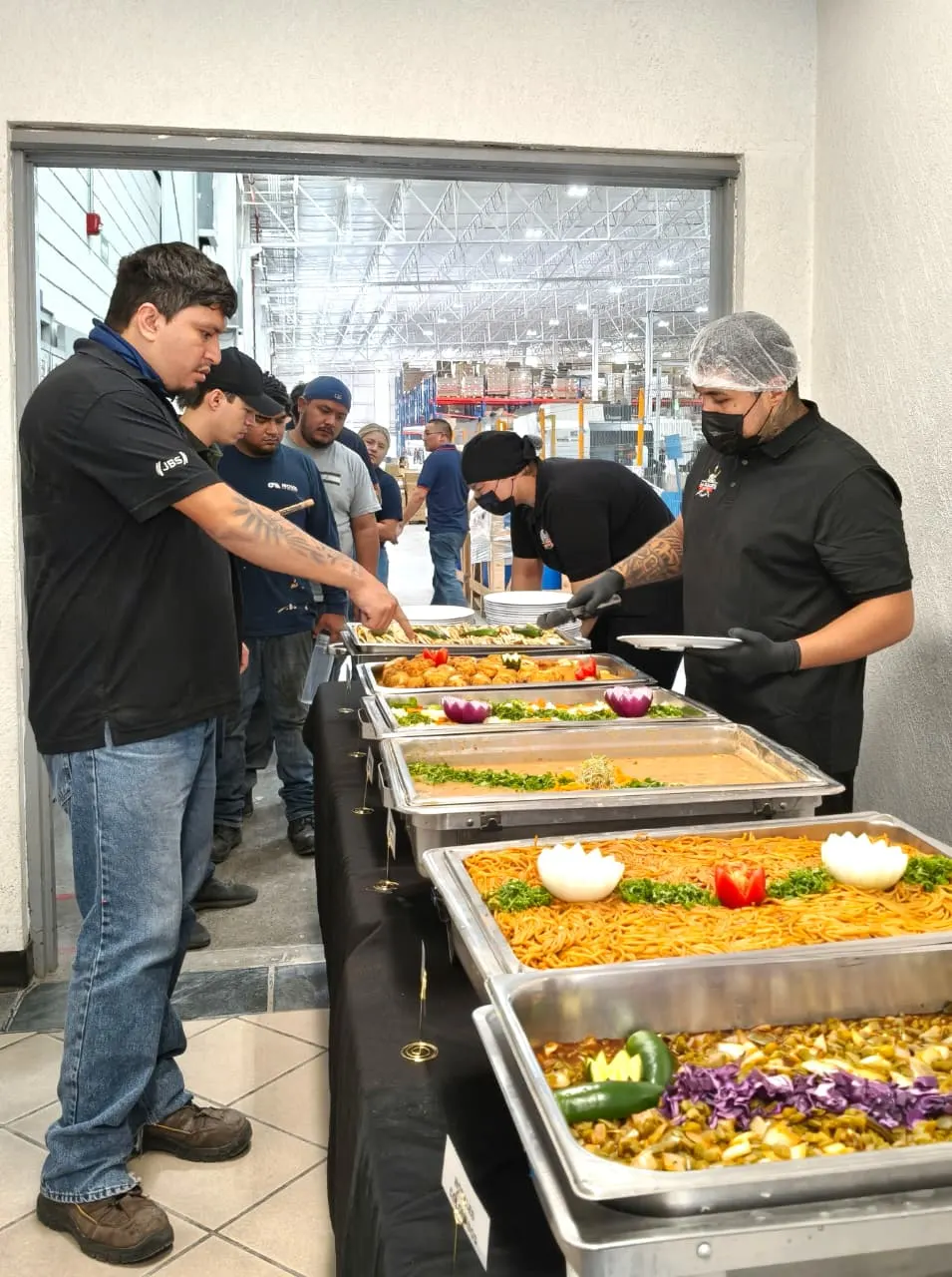 Servicio de comedor industrial de La Pasadita del Chef’s en operación dentro de una empresa