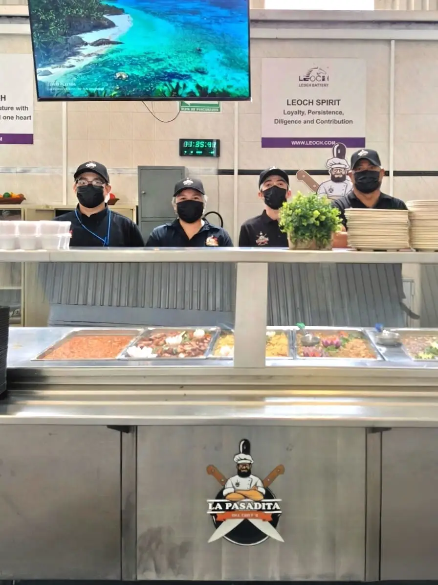 Servicio integral de comedor industrial de La Pasadita del Chef’s: alimentos preparados en cocina central y entregados listos para servir en las instalaciones de la empresa