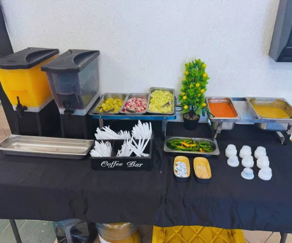 Barra de servicio de La Pasadita del Chef’s con la variedad de platillos del menú del día